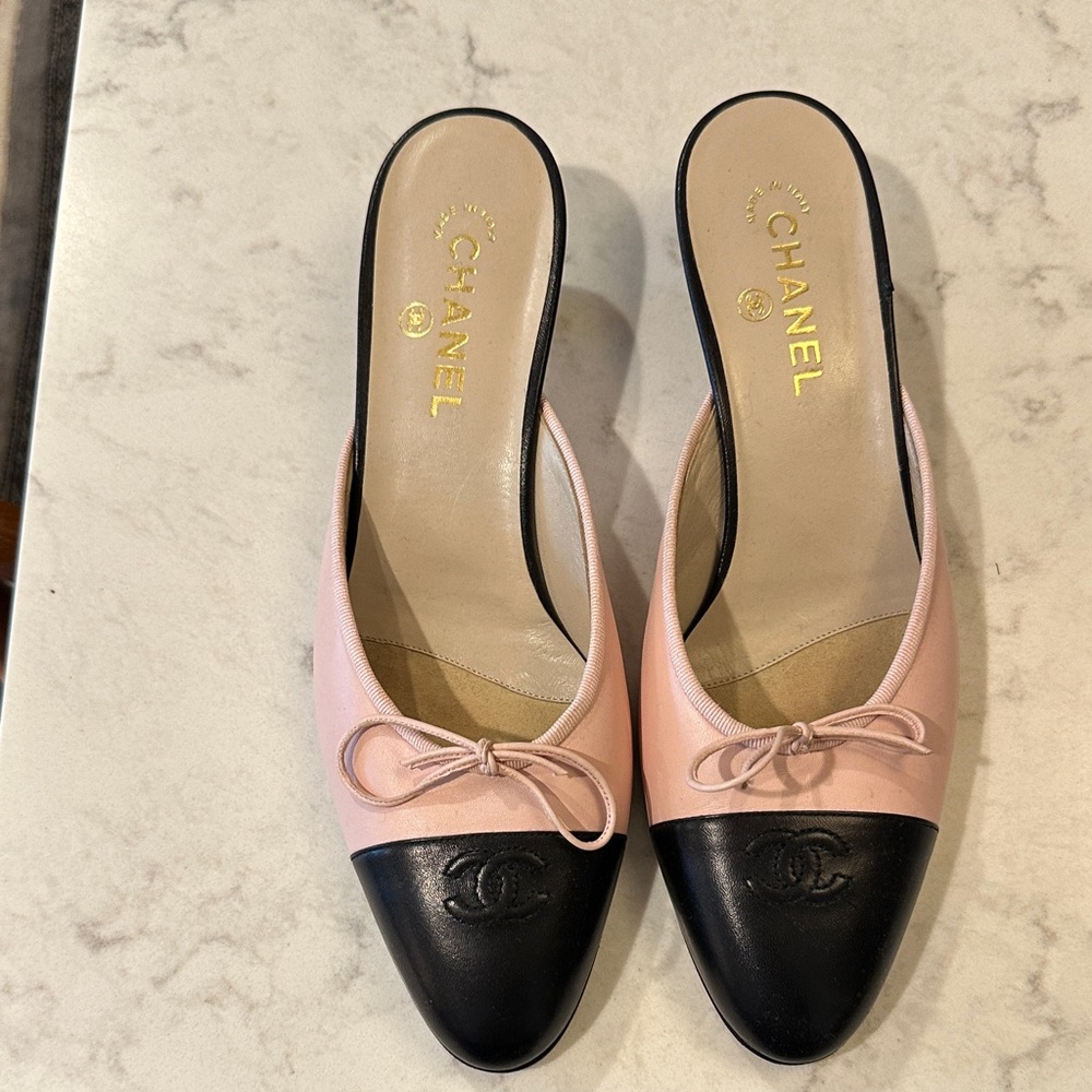 CHANEL vintage Pink and Black Mules